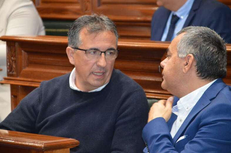 Juan Francisco Artiles (i) charla con su compañero Álvaro Monzón, en un reciente Pleno de Telde (Foto TA)